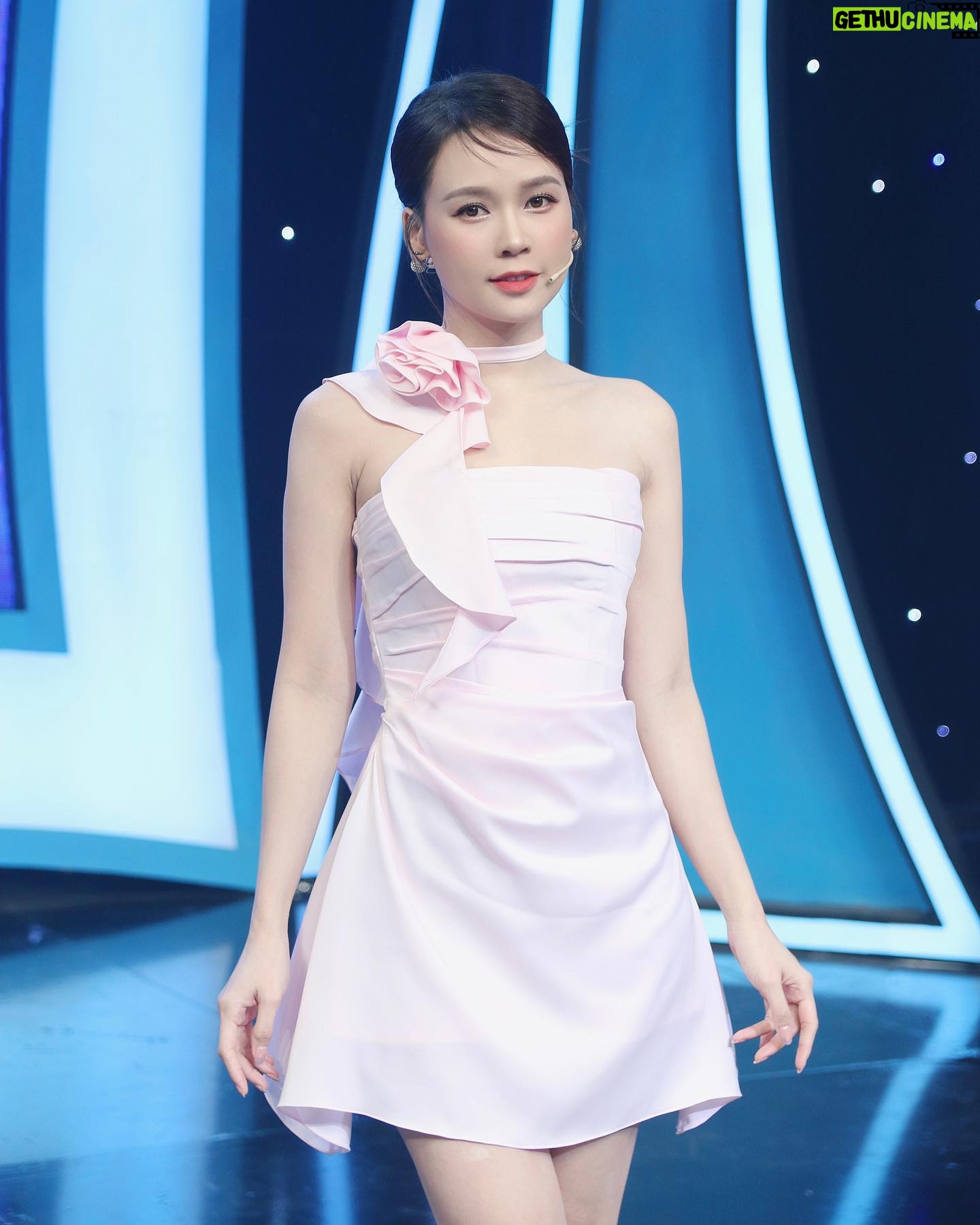 Sam Instagram - Thay vì tặng anh một đóa hồng không héo, Để em gửi anh một mối tình không phai . 🌹🌹 —————— Dress @trenxystudios