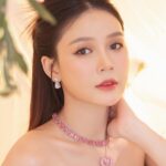 Sam Instagram – Thiên thần sa ngã, ngã vào khó xa 😜
—————————
Makeup: @hiwon2412 
Photo: @iam_linhpham 
Stylist: @maikhacduy 
Cameraman: @duyhuynh812 
Fashion: @ononmade 
Jewellery: @swarovski