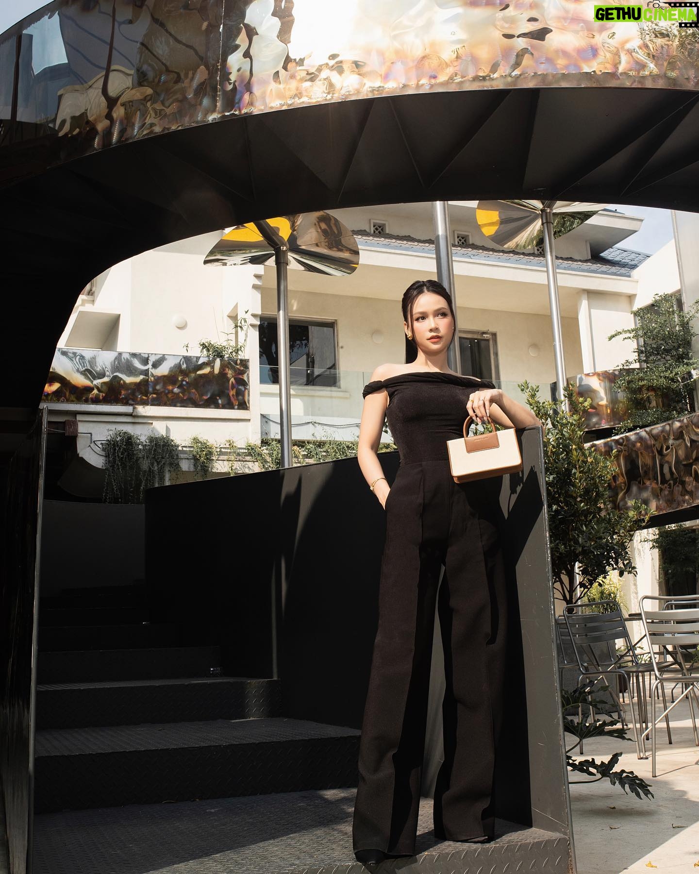 Sam Instagram - Quý cô thanh lịch ra đường không bao giờ quên túi xách nhen 😉 Hôm nay Sam quyết định đưa em Astra Canvas Tote Bag trong bộ sưu tập ITZ MINE vừa ra mắt của CHARLES & KEITH kết hợp với ITZY đi cafe. Em này nhỏ xinh, dễ dàng mix&match cực kì cho những buổi dạo phố hay gặp mặt bạn bè mà vẫn đựng được nhiều món cần thiết. Thiết kế tối giản, có đến 3 kích thước khác nhau, tha hồ lựa chọn theo nhu cầu và sở thích cá nhân cho mùa hè này 🥰 @charleskeithofficial #ITZMINE #ITZYxCharlesKeith #CharlesKeith_VN
