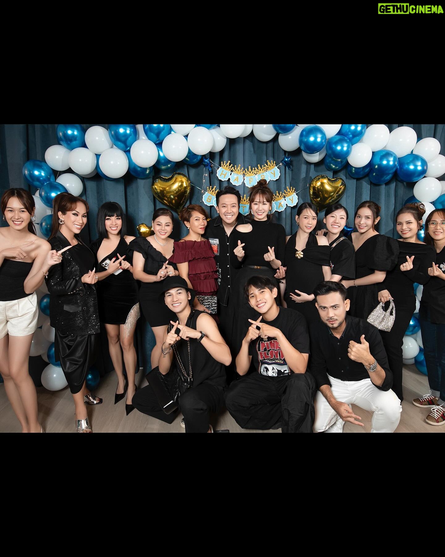 Sam Instagram - Chúc mừng sinh nhật anh tui 🥳🥳🥳 Càng ngày ổng cứ càng trẻ, càng giỏi, càng giàu 🤪. Cái j cũng có hết rồi, không biết chúc gì lun 🤣