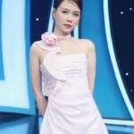 Sam Instagram – Thay vì tặng anh một đóa hồng không héo,
Để em gửi anh một mối tình không phai . 🌹🌹
——————
Dress @trenxystudios