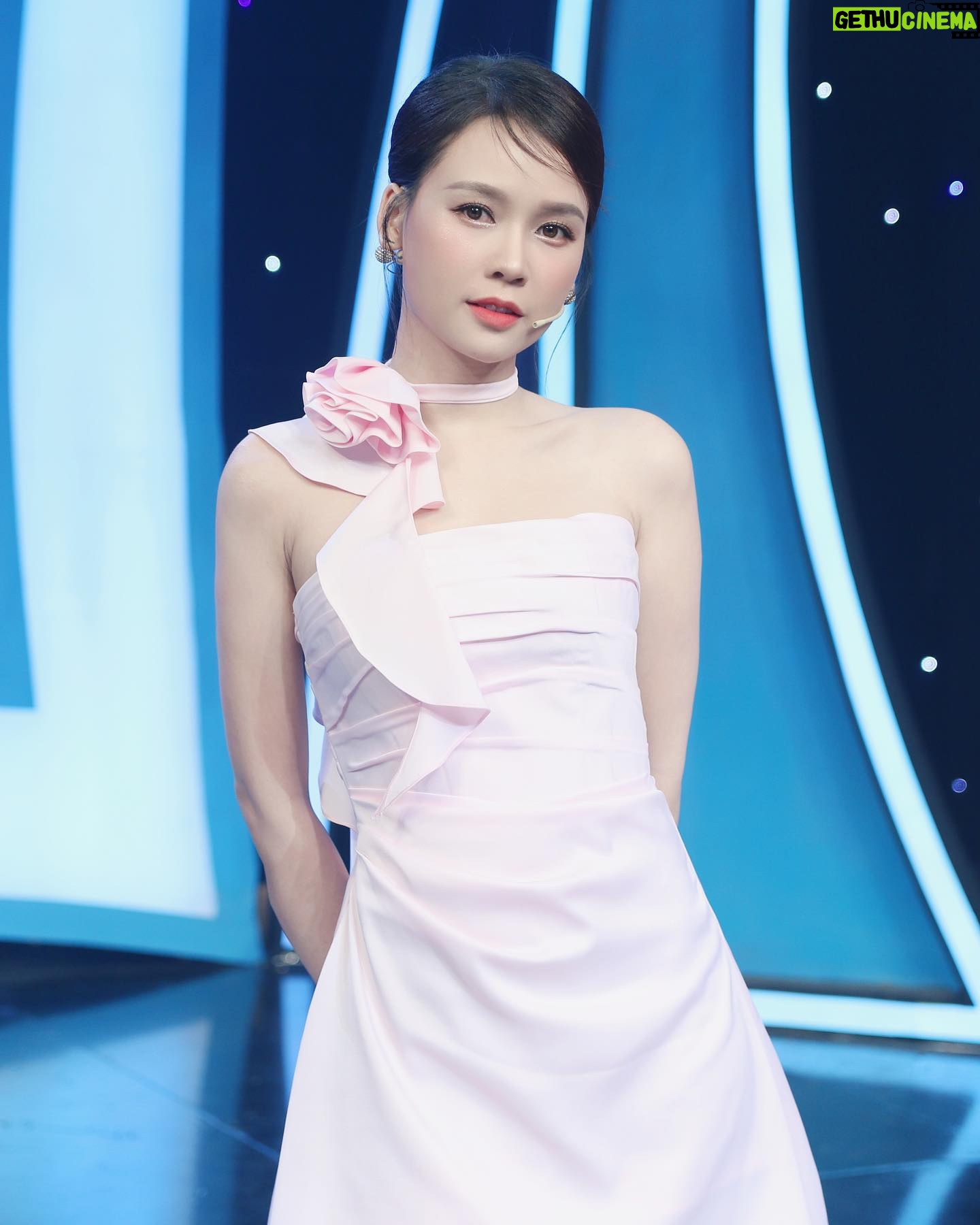 Sam Instagram - Thay vì tặng anh một đóa hồng không héo, Để em gửi anh một mối tình không phai . 🌹🌹 —————— Dress @trenxystudios