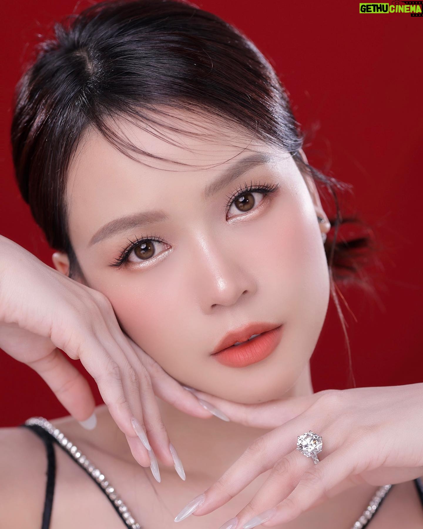 Sam Instagram - Em hơi bận nên em “nhờ anh” “Nhờ anh” thay huyền bằng sắc 😝 —————— Mk @hiwon2412 Hair @jiminhw309