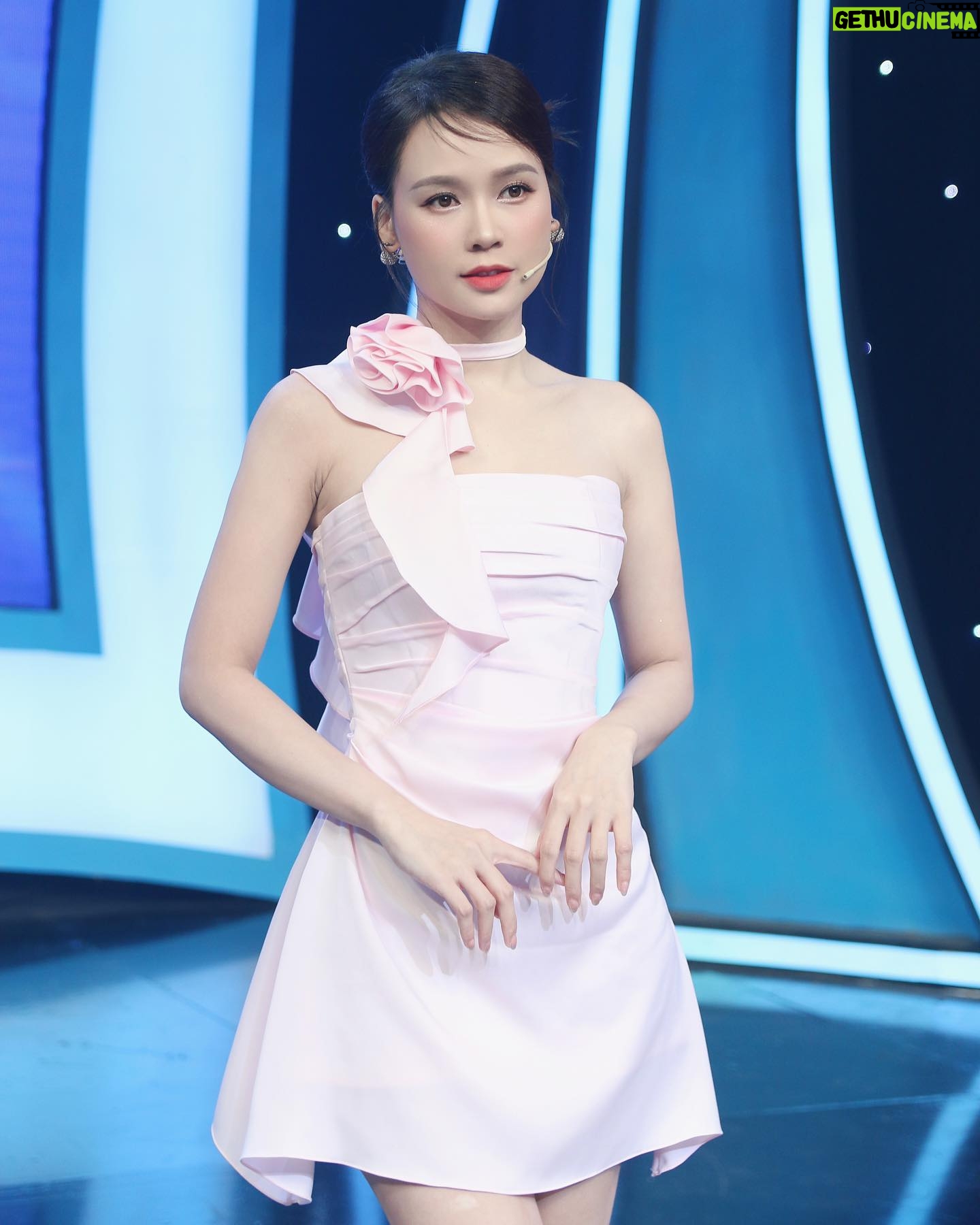 Sam Instagram - Thay vì tặng anh một đóa hồng không héo, Để em gửi anh một mối tình không phai . 🌹🌹 —————— Dress @trenxystudios