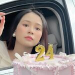 Sam Instagram – Happy birthday to me 🎂🥳!!! Đừng nhìn con số mng ơi. Nhìn em đi 😝😝