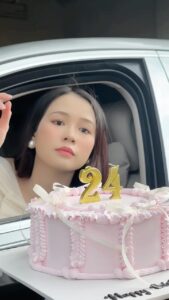Sam Instagram - Happy birthday to me 🎂🥳!!! Đừng nhìn con số mng ơi. Nhìn em đi 😝😝