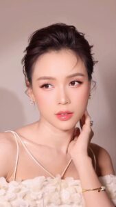 Sam Instagram - E hok có bơm môi nha mng ơi 🥹. Thấy bên TT đồn e đi bơm môi dữ quá 🥲. Tại e hok quen xài son bóng thui, nó dính dính e hok khép miệng lại được 😅😅😅