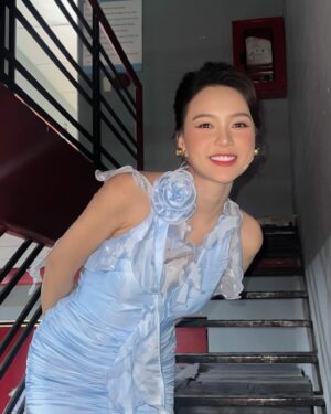 Sam Instagram - Em giống ca sĩ chuẩn bị lên hát quá 🤭
—————————
Váy xinh @trenxystudios