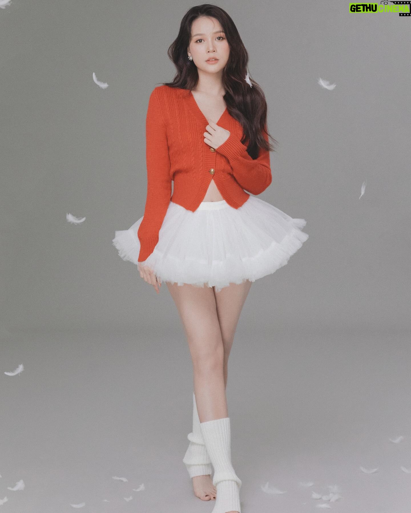 Sam Instagram - Giáng sinh là mùa để yêu thương 🎄🎄 Chúc tất cả mọi người đều có được tình yêu trong mùa đông này nhé ❤️ —————— Makeup: @hiwon2412 Photo: @iam_linhpham Stylist: @maikhacduy Cameraman: @duyhuynh812