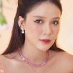 Sam Instagram – Thiên thần sa ngã, ngã vào khó xa 😜
—————————
Makeup: @hiwon2412 
Photo: @iam_linhpham 
Stylist: @maikhacduy 
Cameraman: @duyhuynh812 
Fashion: @ononmade 
Jewellery: @swarovski