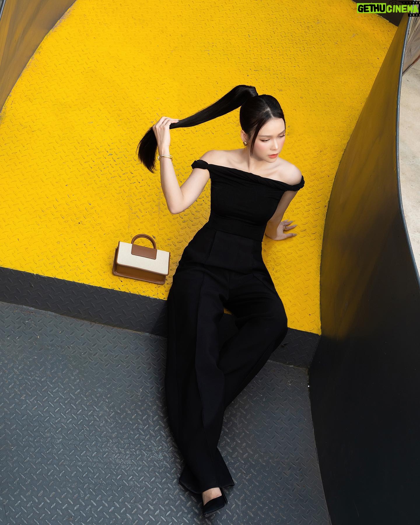 Sam Instagram - Quý cô thanh lịch ra đường không bao giờ quên túi xách nhen 😉 Hôm nay Sam quyết định đưa em Astra Canvas Tote Bag trong bộ sưu tập ITZ MINE vừa ra mắt của CHARLES & KEITH kết hợp với ITZY đi cafe. Em này nhỏ xinh, dễ dàng mix&match cực kì cho những buổi dạo phố hay gặp mặt bạn bè mà vẫn đựng được nhiều món cần thiết. Thiết kế tối giản, có đến 3 kích thước khác nhau, tha hồ lựa chọn theo nhu cầu và sở thích cá nhân cho mùa hè này 🥰 @charleskeithofficial #ITZMINE #ITZYxCharlesKeith #CharlesKeith_VN