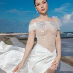 Sam Instagram – Biển 1 bên và em 1 bên 🌊🌊🌊🌊
——————
👗 @dolong2304 
📸 @kiengcan_pl 
💄 @hiwon2412