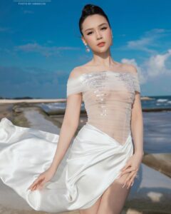 Sam Instagram - Biển 1 bên và em 1 bên 🌊🌊🌊🌊 —————— 👗 @dolong2304 📸 @kiengcan_pl 💄 @hiwon2412