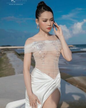 Sam Instagram - Biển 1 bên và em 1 bên 🌊🌊🌊🌊
——————
👗 @dolong2304 
📸 @kiengcan_pl 
💄 @hiwon2412