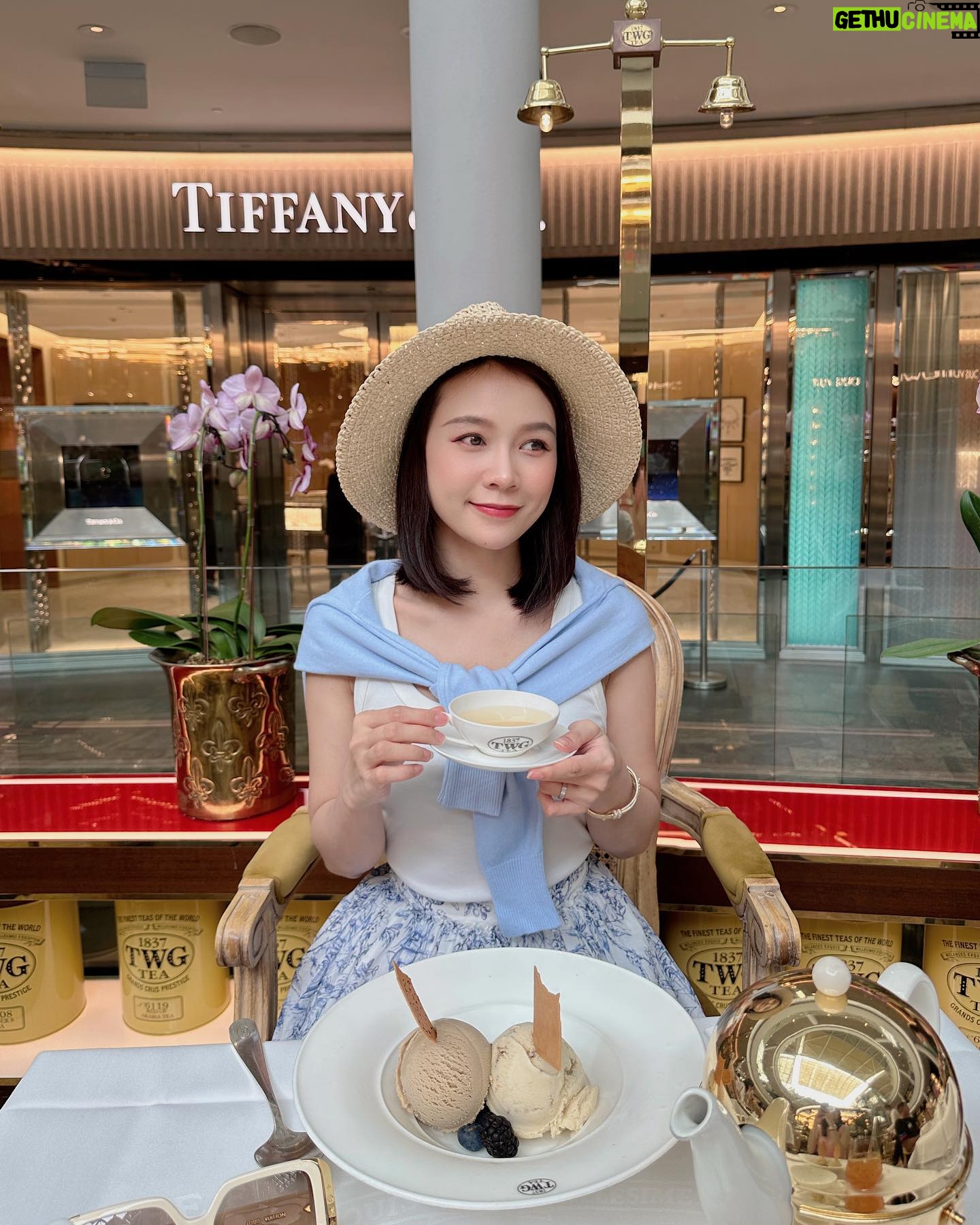 Sam Instagram - Yêu em giống học bơi vậy ! Đầu tiên là phải chịu….nổi !!