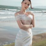Sam Instagram – Biển 1 bên và em 1 bên 🌊🌊🌊🌊
——————
👗 @dolong2304 
📸 @kiengcan_pl 
💄 @hiwon2412