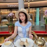 Sam Instagram - Yêu em giống học bơi vậy ! Đầu tiên là phải chịu….nổi !!