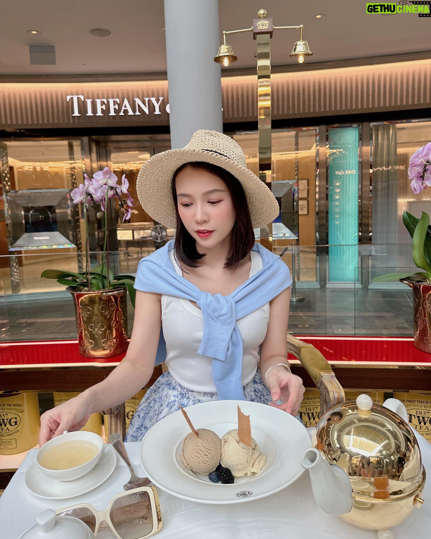 Sam Instagram - Yêu em giống học bơi vậy ! Đầu tiên là phải chịu….nổi !!