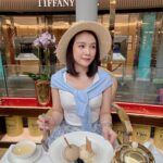 Sam Instagram - Yêu em giống học bơi vậy ! Đầu tiên là phải chịu….nổi !!
