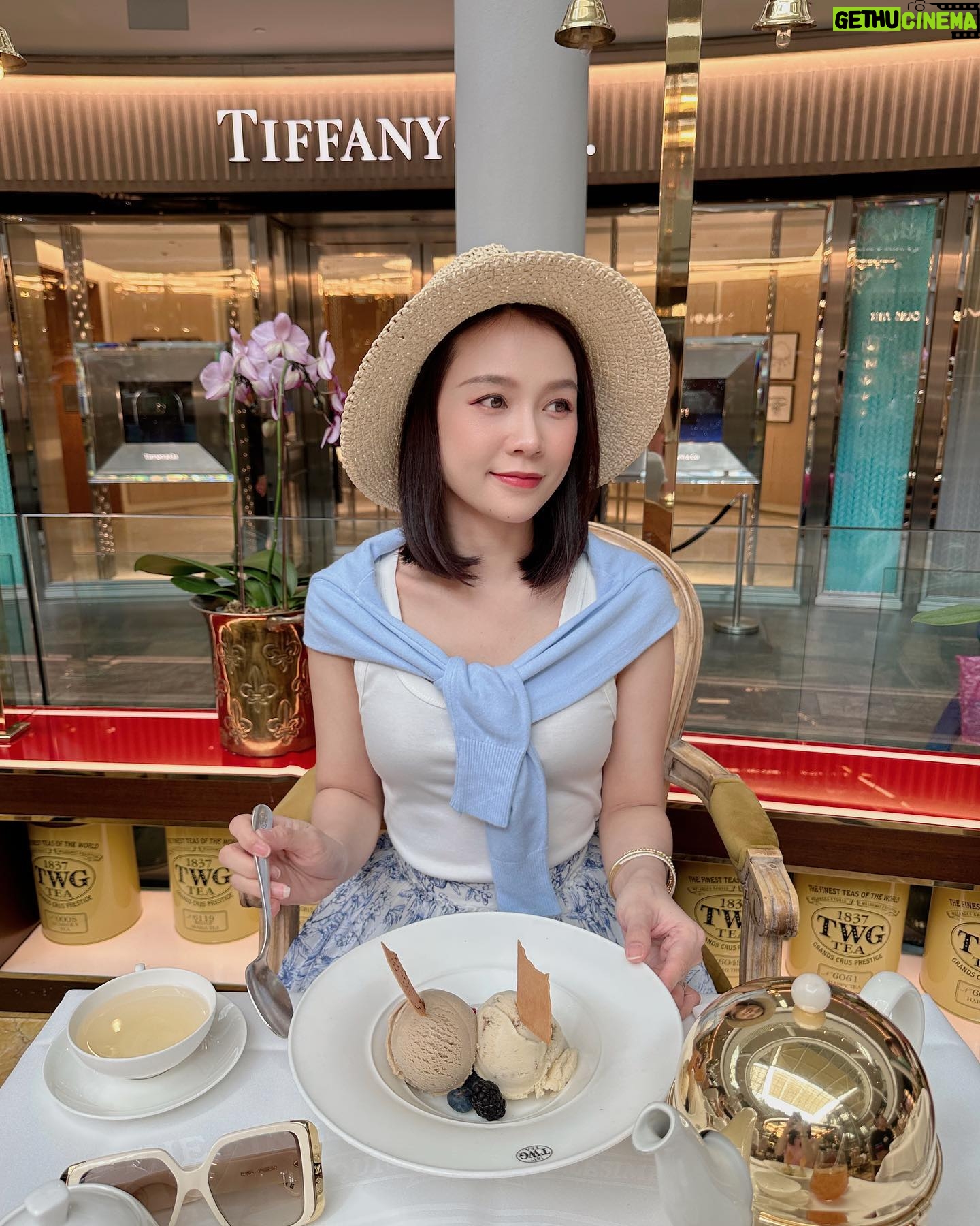 Sam Instagram - Yêu em giống học bơi vậy ! Đầu tiên là phải chịu….nổi !!