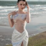 Sam Instagram – Biển 1 bên và em 1 bên 🌊🌊🌊🌊
——————
👗 @dolong2304 
📸 @kiengcan_pl 
💄 @hiwon2412