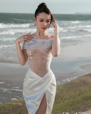 Sam Instagram - Biển 1 bên và em 1 bên 🌊🌊🌊🌊
——————
👗 @dolong2304 
📸 @kiengcan_pl 
💄 @hiwon2412