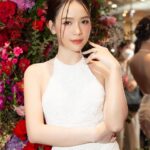 Sam Instagram – 👠 Những đôi giày @lesilla huyền thoại từ Italy mà tui mê đắm đã có mặt tại Việt Nam rùi. 🥳
Mỗi đôi giày là 1 tác phẩm nghệ thuật được làm thủ công tinh xảo và đính từng viên đá pha lê tuyệt đẹp😍
Ướm đôi giày trên chân tui cảm nhận như hoá thân thành nàng công chúa vậy😝😝 hihi
Cảm ơn @maisonlifestyle.vn & @erikdavis91 đã mời Sam đến chiêm ngưỡng những bé giày lung linh này nha. Tui mê quá 😝
#Lesilla
#Lesillavietnam
#maisonlifestyle

👗 @_lethanhhoa_ 
💁🏻‍♂️ @bibo_stylist_ 
👠 Le Silla
💄 @huybui0268 
💆🏻‍♀️ @biellizz_hair 
📸 Pham Anh Khoa
