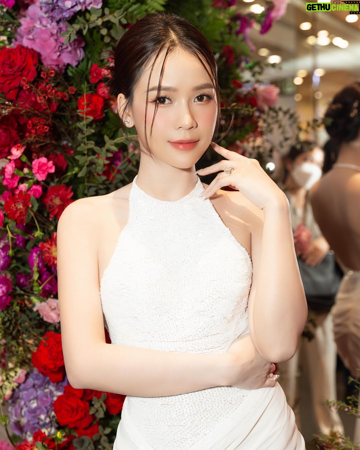 Sam Instagram - 👠 Những đôi giày @lesilla huyền thoại từ Italy mà tui mê đắm đã có mặt tại Việt Nam rùi. 🥳 Mỗi đôi giày là 1 tác phẩm nghệ thuật được làm thủ công tinh xảo và đính từng viên đá pha lê tuyệt đẹp😍 Ướm đôi giày trên chân tui cảm nhận như hoá thân thành nàng công chúa vậy😝😝 hihi Cảm ơn @maisonlifestyle.vn & @erikdavis91 đã mời Sam đến chiêm ngưỡng những bé giày lung linh này nha. Tui mê quá 😝 #Lesilla #Lesillavietnam #maisonlifestyle 👗 @_lethanhhoa_ 💁🏻♂️ @bibo_stylist_ 👠 Le Silla 💄 @huybui0268 💆🏻♀️ @biellizz_hair 📸 Pham Anh Khoa