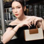 Sam Instagram - Quý cô thanh lịch ra đường không bao giờ quên túi xách nhen 😉 Hôm nay Sam quyết định đưa em Astra Canvas Tote Bag trong bộ sưu tập ITZ MINE vừa ra mắt của CHARLES & KEITH kết hợp với ITZY đi cafe. Em này nhỏ xinh, dễ dàng mix&match cực kì cho những buổi dạo phố hay gặp mặt bạn bè mà vẫn đựng được nhiều món cần thiết. Thiết kế tối giản, có đến 3 kích thước khác nhau, tha hồ lựa chọn theo nhu cầu và sở thích cá nhân cho mùa hè này 🥰 @charleskeithofficial #ITZMINE #ITZYxCharlesKeith #CharlesKeith_VN
