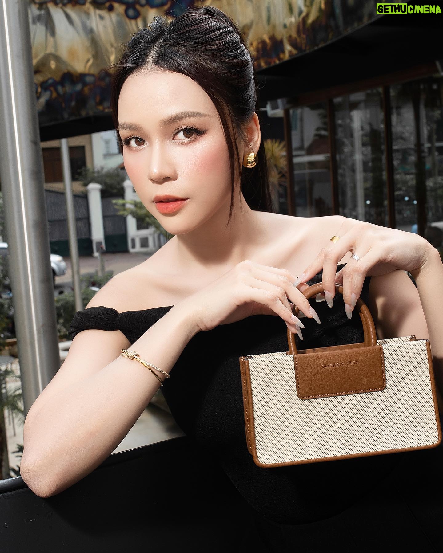 Sam Instagram - Quý cô thanh lịch ra đường không bao giờ quên túi xách nhen 😉 Hôm nay Sam quyết định đưa em Astra Canvas Tote Bag trong bộ sưu tập ITZ MINE vừa ra mắt của CHARLES & KEITH kết hợp với ITZY đi cafe. Em này nhỏ xinh, dễ dàng mix&match cực kì cho những buổi dạo phố hay gặp mặt bạn bè mà vẫn đựng được nhiều món cần thiết. Thiết kế tối giản, có đến 3 kích thước khác nhau, tha hồ lựa chọn theo nhu cầu và sở thích cá nhân cho mùa hè này 🥰 @charleskeithofficial #ITZMINE #ITZYxCharlesKeith #CharlesKeith_VN