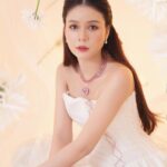 Sam Instagram – Thiên thần sa ngã, ngã vào khó xa 😜
—————————
Makeup: @hiwon2412 
Photo: @iam_linhpham 
Stylist: @maikhacduy 
Cameraman: @duyhuynh812 
Fashion: @ononmade 
Jewellery: @swarovski