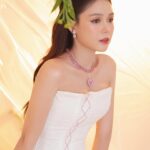 Sam Instagram – Em đang tập viết tình ca 
Hợp âm thì ít hợp anh thì nhiều
—————————
Makeup: @hiwon2412 
Photo: @iam_linhpham 
Stylist: @maikhacduy 
Cameraman: @duyhuynh812 
Fashion: @ononmade 
Jewellery: @swarovski