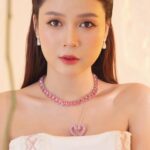 Sam Instagram – Em đang tập viết tình ca 
Hợp âm thì ít hợp anh thì nhiều
—————————
Makeup: @hiwon2412 
Photo: @iam_linhpham 
Stylist: @maikhacduy 
Cameraman: @duyhuynh812 
Fashion: @ononmade 
Jewellery: @swarovski