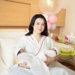 Sam Instagram – Hạ cánh an toàn rồi nè mấy bà ơi
Chào mừng 2 rồng con của mẹ ! ❤️