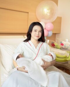 Sam Instagram - Hạ cánh an toàn rồi nè mấy bà ơi Chào mừng 2 rồng con của mẹ ! ❤️