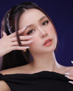 Sam Instagram - Tình yêu của em giống như khoáng sản vậy 
Anh chỉ việc khai thác 😌

Mk @hiwon2412 
Hair @jiminhw309