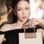 Sam Instagram - Quý cô thanh lịch ra đường không bao giờ quên túi xách nhen 😉 Hôm nay Sam quyết định đưa em Astra Canvas Tote Bag trong bộ sưu tập ITZ MINE vừa ra mắt của CHARLES & KEITH kết hợp với ITZY đi cafe. Em này nhỏ xinh, dễ dàng mix&match cực kì cho những buổi dạo phố hay gặp mặt bạn bè mà vẫn đựng được nhiều món cần thiết. Thiết kế tối giản, có đến 3 kích thước khác nhau, tha hồ lựa chọn theo nhu cầu và sở thích cá nhân cho mùa hè này 🥰 @charleskeithofficial #ITZMINE #ITZYxCharlesKeith #CharlesKeith_VN