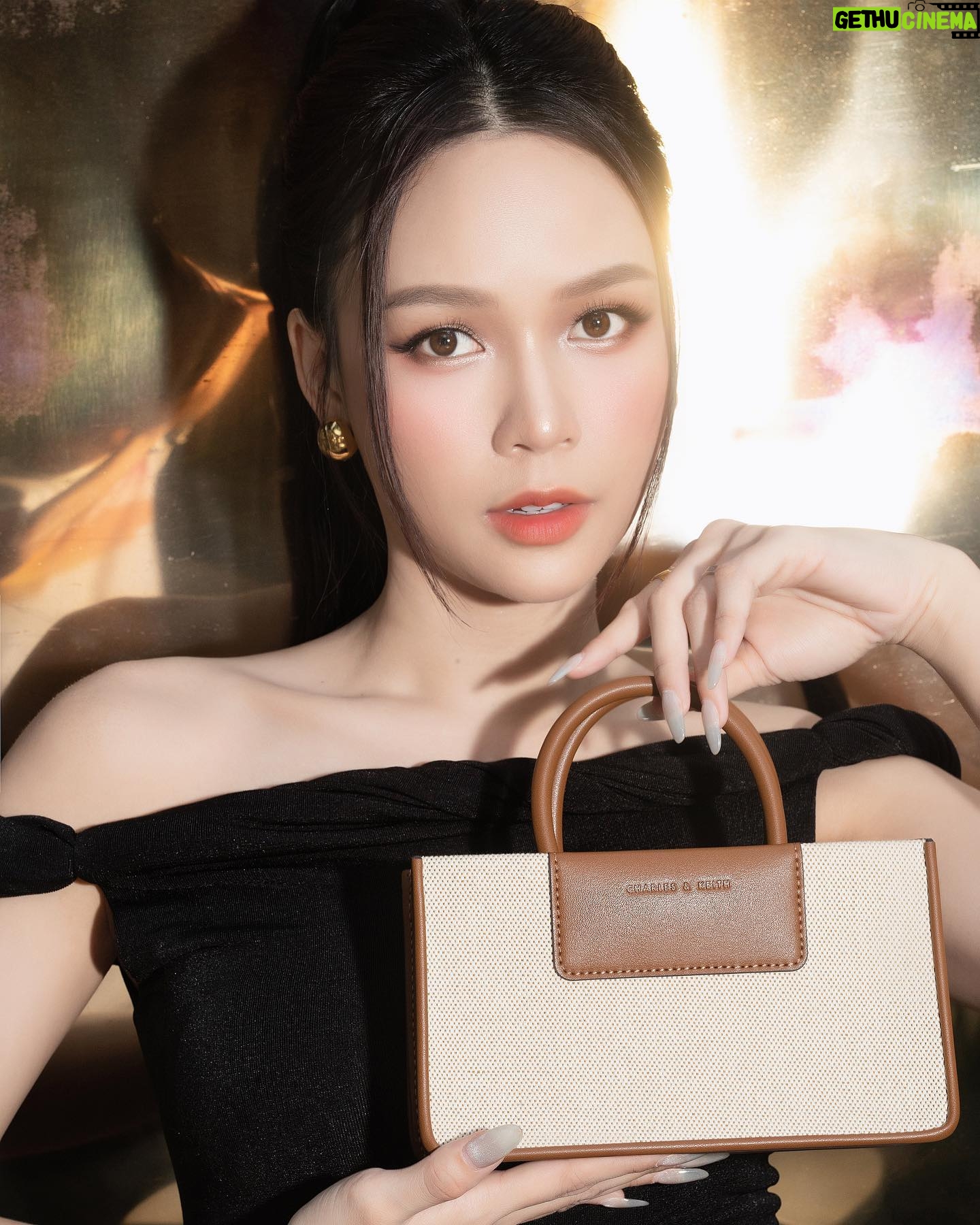 Sam Instagram - Quý cô thanh lịch ra đường không bao giờ quên túi xách nhen 😉 Hôm nay Sam quyết định đưa em Astra Canvas Tote Bag trong bộ sưu tập ITZ MINE vừa ra mắt của CHARLES & KEITH kết hợp với ITZY đi cafe. Em này nhỏ xinh, dễ dàng mix&match cực kì cho những buổi dạo phố hay gặp mặt bạn bè mà vẫn đựng được nhiều món cần thiết. Thiết kế tối giản, có đến 3 kích thước khác nhau, tha hồ lựa chọn theo nhu cầu và sở thích cá nhân cho mùa hè này 🥰 @charleskeithofficial #ITZMINE #ITZYxCharlesKeith #CharlesKeith_VN