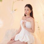 Sam Instagram – Thiên thần sa ngã, ngã vào khó xa 😜
—————————
Makeup: @hiwon2412 
Photo: @iam_linhpham 
Stylist: @maikhacduy 
Cameraman: @duyhuynh812 
Fashion: @ononmade 
Jewellery: @swarovski