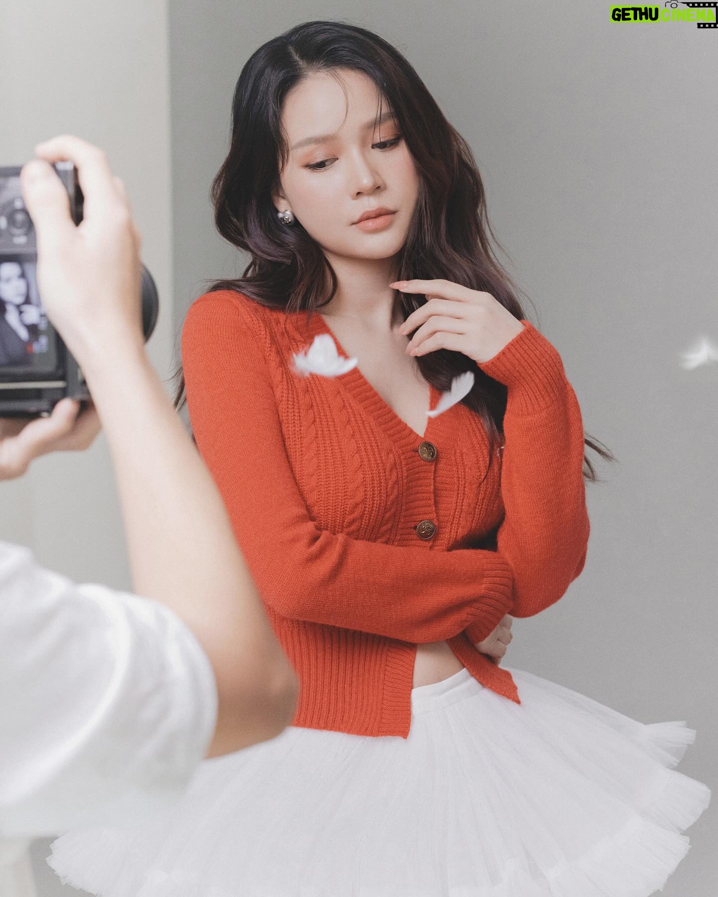 Sam Instagram - Giáng sinh là mùa để yêu thương 🎄🎄 Chúc tất cả mọi người đều có được tình yêu trong mùa đông này nhé ❤️ —————— Makeup: @hiwon2412 Photo: @iam_linhpham Stylist: @maikhacduy Cameraman: @duyhuynh812