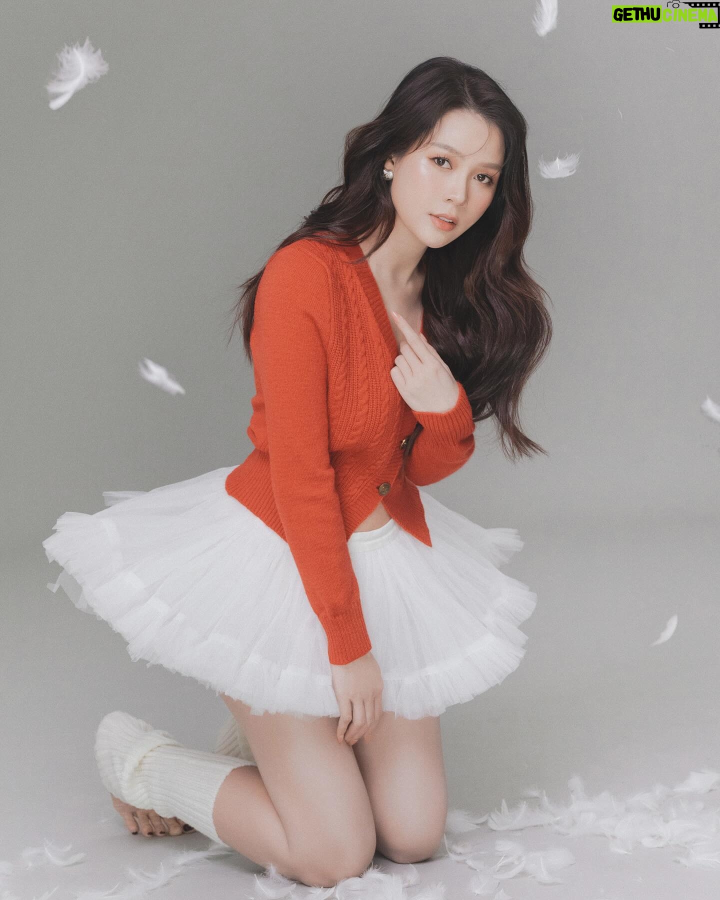 Sam Instagram - Giáng sinh vui vẻ cả nhà 🎄🎄🎄 Bộ này chụp lúc bé bầu 4 tháng nên bé có bóp eo nhiều nhiều ạ😛 ————————— Makeup: @hiwon2412 Photo: @iam_linhpham Stylist: @maikhacduy Cameraman: @duyhuynh812