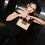 Sam Instagram - Quý cô thanh lịch ra đường không bao giờ quên túi xách nhen 😉 Hôm nay Sam quyết định đưa em Astra Canvas Tote Bag trong bộ sưu tập ITZ MINE vừa ra mắt của CHARLES & KEITH kết hợp với ITZY đi cafe. Em này nhỏ xinh, dễ dàng mix&match cực kì cho những buổi dạo phố hay gặp mặt bạn bè mà vẫn đựng được nhiều món cần thiết. Thiết kế tối giản, có đến 3 kích thước khác nhau, tha hồ lựa chọn theo nhu cầu và sở thích cá nhân cho mùa hè này 🥰 @charleskeithofficial #ITZMINE #ITZYxCharlesKeith #CharlesKeith_VN