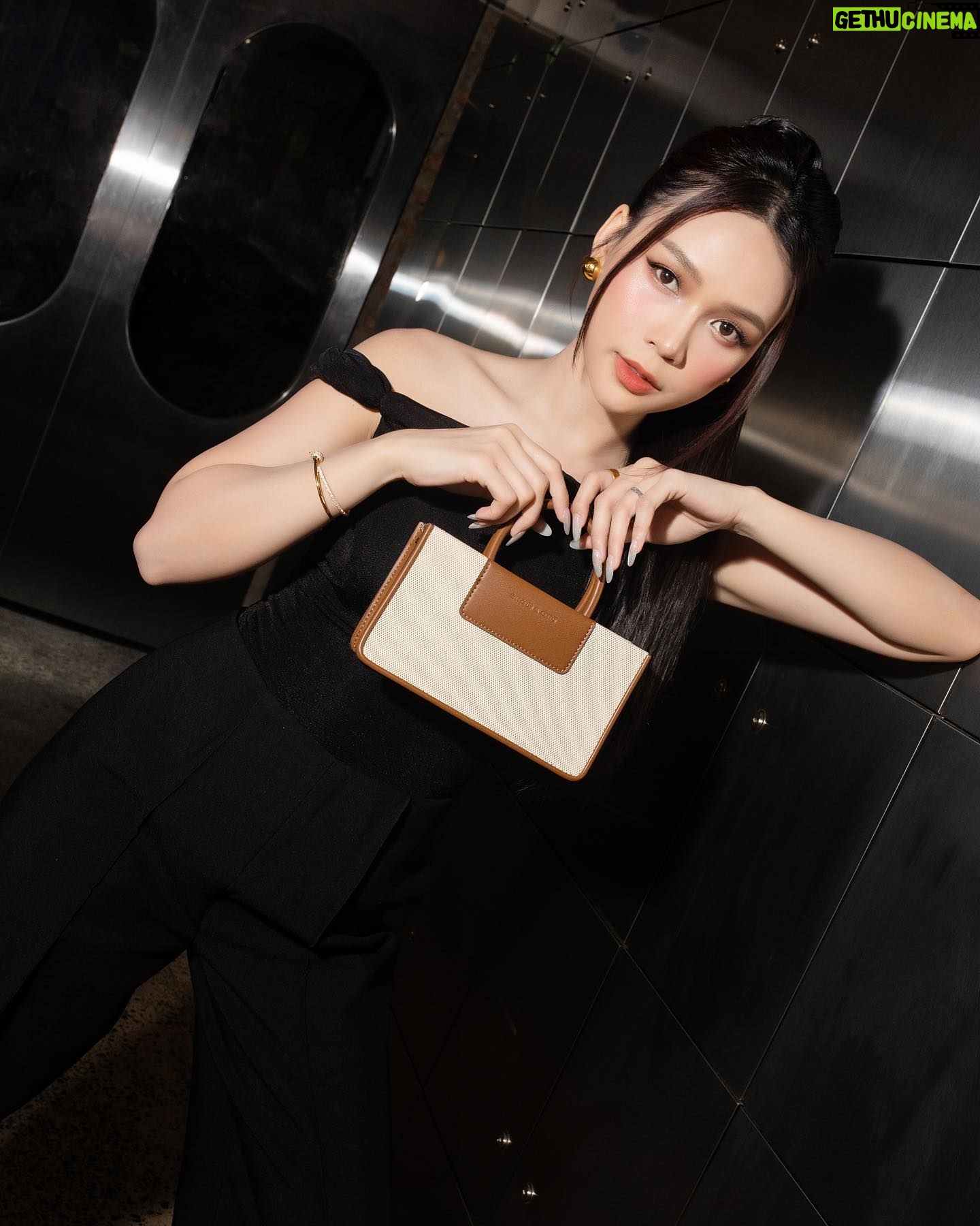 Sam Instagram - Quý cô thanh lịch ra đường không bao giờ quên túi xách nhen 😉 Hôm nay Sam quyết định đưa em Astra Canvas Tote Bag trong bộ sưu tập ITZ MINE vừa ra mắt của CHARLES & KEITH kết hợp với ITZY đi cafe. Em này nhỏ xinh, dễ dàng mix&match cực kì cho những buổi dạo phố hay gặp mặt bạn bè mà vẫn đựng được nhiều món cần thiết. Thiết kế tối giản, có đến 3 kích thước khác nhau, tha hồ lựa chọn theo nhu cầu và sở thích cá nhân cho mùa hè này 🥰 @charleskeithofficial #ITZMINE #ITZYxCharlesKeith #CharlesKeith_VN