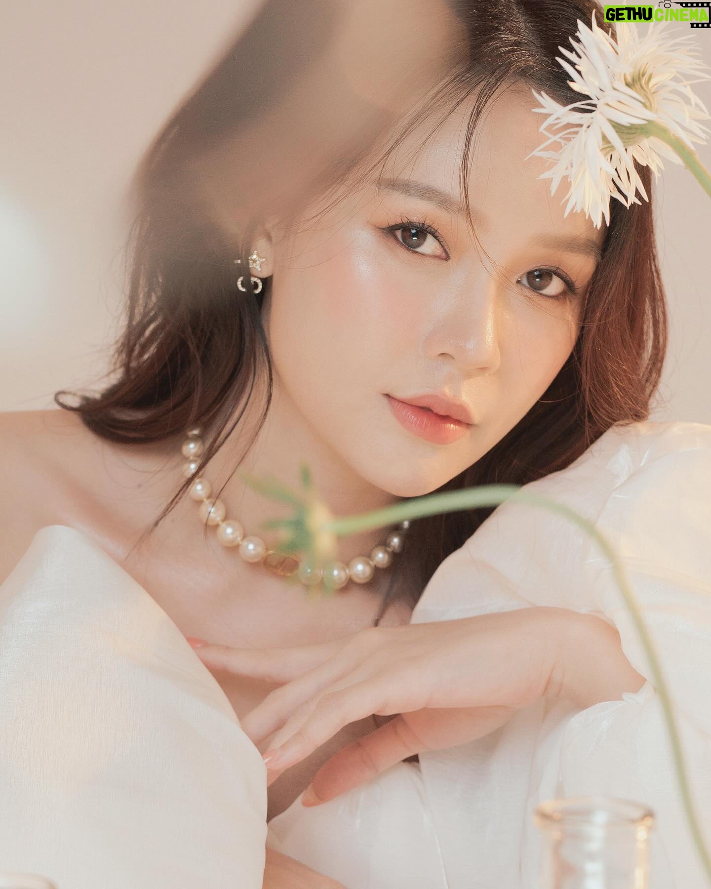 Sam Instagram - Bé Bầu này điệu quá ☺️ ————————— Makeup: @hiwon2412 Photo: @iam_linhpham Stylist: @maikhacduy Cameraman: @duyhuynh812
