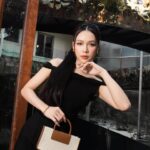Sam Instagram - Quý cô thanh lịch ra đường không bao giờ quên túi xách nhen 😉 Hôm nay Sam quyết định đưa em Astra Canvas Tote Bag trong bộ sưu tập ITZ MINE vừa ra mắt của CHARLES & KEITH kết hợp với ITZY đi cafe. Em này nhỏ xinh, dễ dàng mix&match cực kì cho những buổi dạo phố hay gặp mặt bạn bè mà vẫn đựng được nhiều món cần thiết. Thiết kế tối giản, có đến 3 kích thước khác nhau, tha hồ lựa chọn theo nhu cầu và sở thích cá nhân cho mùa hè này 🥰 @charleskeithofficial #ITZMINE #ITZYxCharlesKeith #CharlesKeith_VN