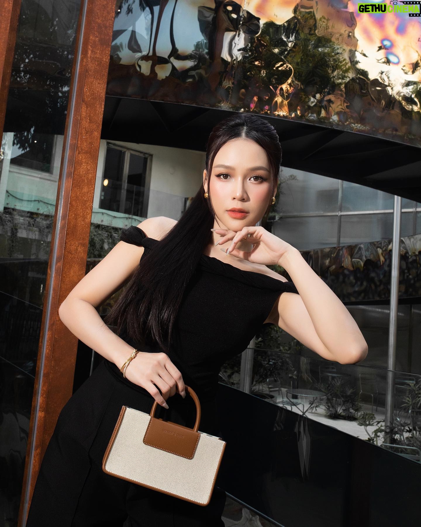 Sam Instagram - Quý cô thanh lịch ra đường không bao giờ quên túi xách nhen 😉 Hôm nay Sam quyết định đưa em Astra Canvas Tote Bag trong bộ sưu tập ITZ MINE vừa ra mắt của CHARLES & KEITH kết hợp với ITZY đi cafe. Em này nhỏ xinh, dễ dàng mix&match cực kì cho những buổi dạo phố hay gặp mặt bạn bè mà vẫn đựng được nhiều món cần thiết. Thiết kế tối giản, có đến 3 kích thước khác nhau, tha hồ lựa chọn theo nhu cầu và sở thích cá nhân cho mùa hè này 🥰 @charleskeithofficial #ITZMINE #ITZYxCharlesKeith #CharlesKeith_VN