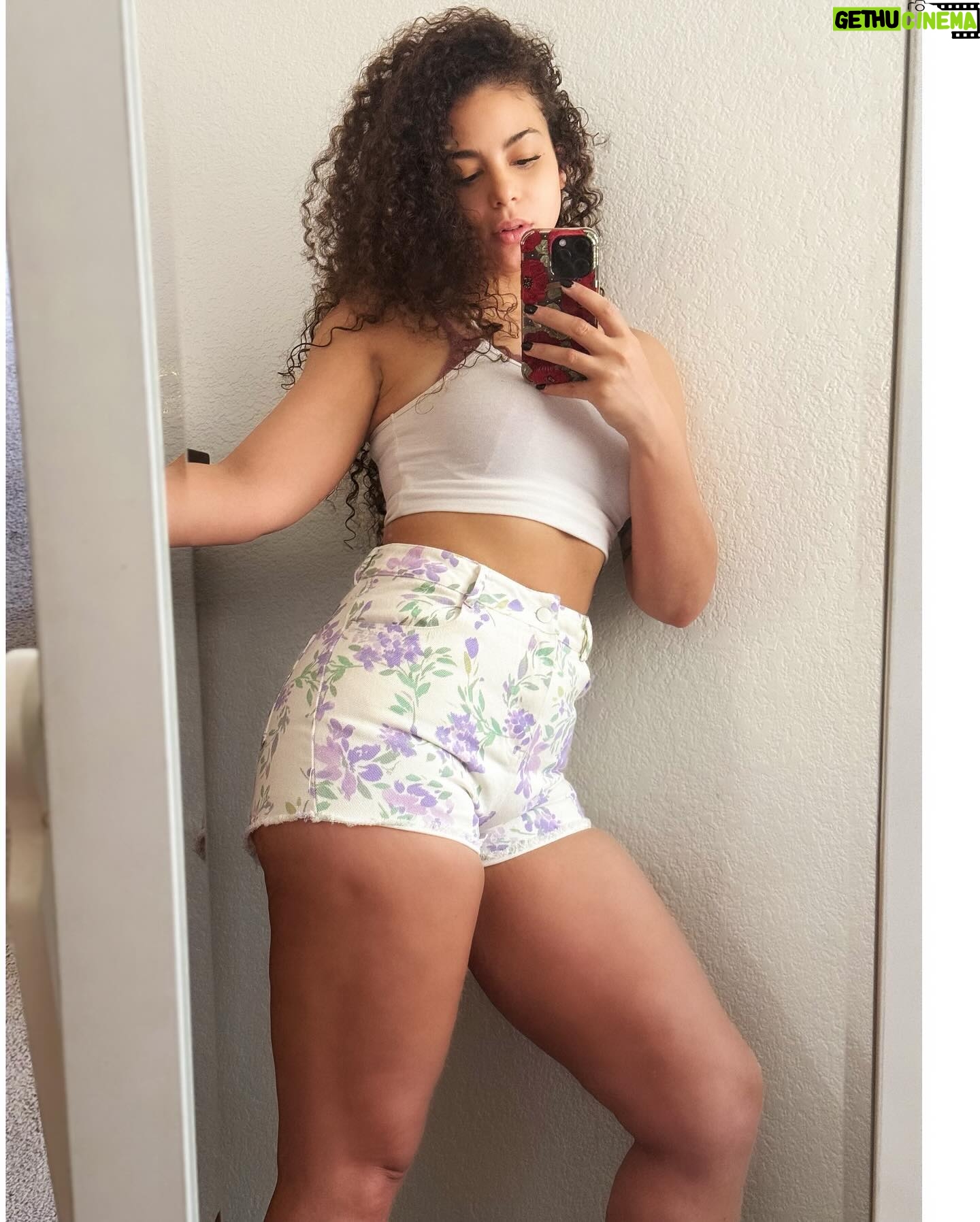 Samantha Johnson Instagram - hump day dump 32