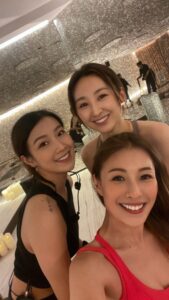 Samantha Ko Instagram - . 深層拉筋 痛並快樂著🙆🏻‍♀️😂 在一起 就很開心💕 @hildas.thyme @youarexyz #sammko #dayoff