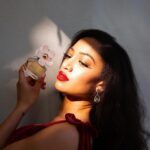 Samantha Logan Instagram - The re(marc)able #mjdaisy is ✨heaven in a bottle✨ and the perfect gift to give this holiday season! To spread the love @marcjacobsfragrances is doing a giveaway where I will be picking two winners to receive two bottles of Daisy. One for you and a loved one ❤️ To enter: All you have to do is like this post, tag a friend you’d like to gift #mjdaisy and follow @marcjacobsfragrances Deadline to enter is Dec. 20th *Must be 18 and live in the US @macys #ad