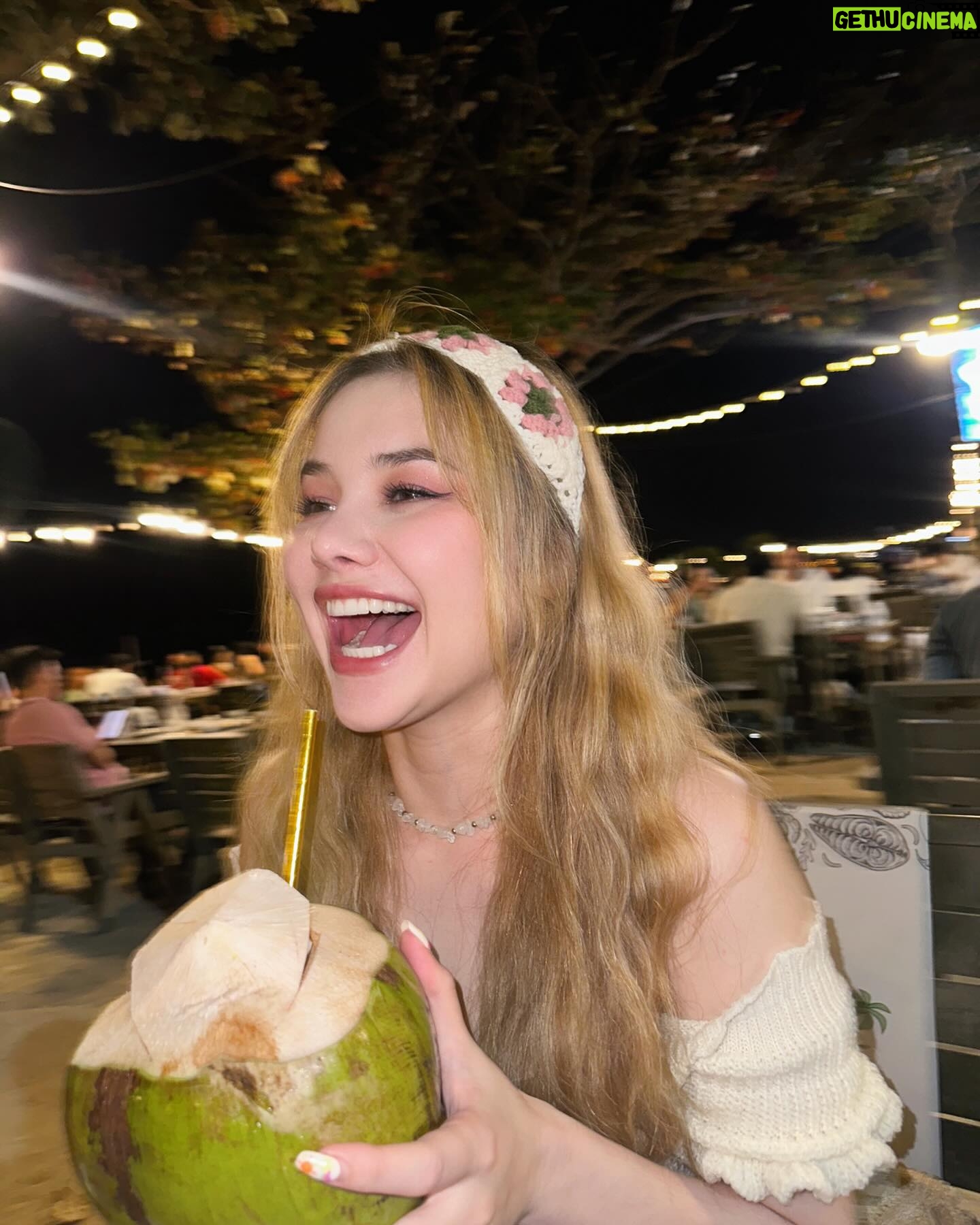 Samantha Melanie Coates Instagram - คิดถึงพี่ต๋อยตอน 8 p.m. 🌴